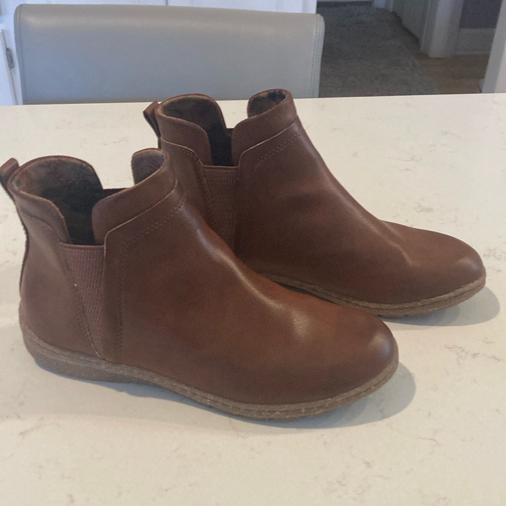 Born BOC Brown Vegan Leather lightweight Chelsea Boots size 9.5
